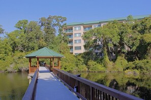 Property grounds - Hilton Head Island
Waterside 
Across  from clubhouse
Walk to Plaza and beach (Hilton Head Island)