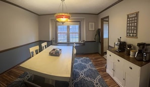 Dining - LU Commencement Rental - Easy 15 minute drive to LU campus. (Forest)
