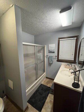 A bathroom with a shower, sink, and mirror. - LU Commencement Rental - Easy 15 minute drive to LU campus. (Forest)