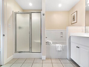 Shower, jetted tub, towels, toilet paper