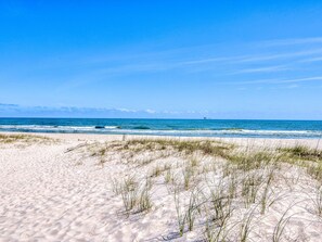 On the beach - Beach Castle, West. 8BR. Sleeps 27. Large Pool! Great decks,, Beachfront. Value! (Gulf Shores)