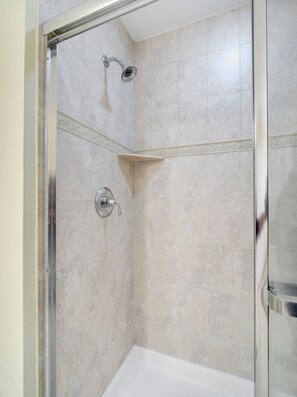 Douche, séchoir à cheveux, serviettes fournies, savon