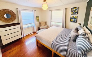 3 bedrooms, iron/ironing board, WiFi, bed sheets - Cozy Cottage with Park Views - Monthly Stays Available! (Wilmington)