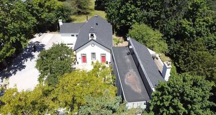 House of Classic Kleinburg location Airnb
3 bedroom, 1 washroom