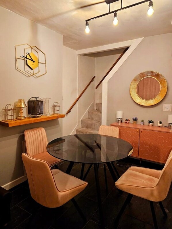 Dining - Pet Friendly Home in Nottingham (Nottingham)