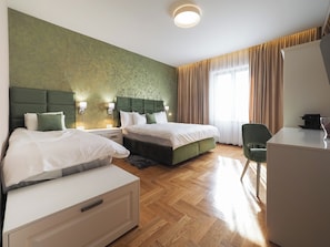 A hotel room with two beds, a desk, and a chair. - Boutique Central Sibiu (Sibiu)
