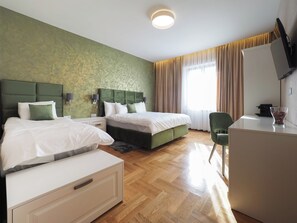 A hotel room with two beds, a desk, a chair, and a TV. - Boutique Central Sibiu (Sibiu)
