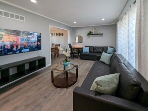 Living area - Comfy, Spacious & Convinient 3/2 house in Overland Park (Overland Park)