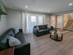 Living area - Comfy, Spacious & Convinient 3/2 house in Overland Park (Overland Park)