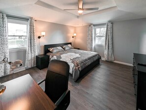 3 bedrooms, iron/ironing board, WiFi, bed sheets - Comfy, Spacious & Convinient 3/2 house in Overland Park (Overland Park)