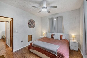 2 dormitoris, planxa i posts de planxar i un bressol de viatge 