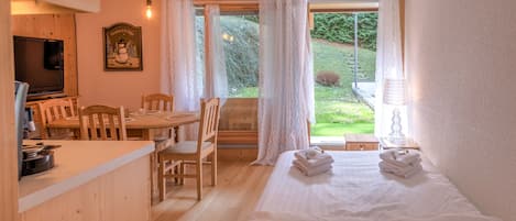 1 室のベッドルーム、WiFi、ベッドシーツ