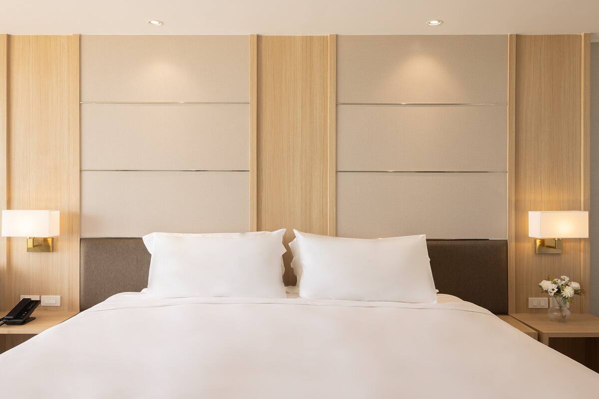 In-room safe, desk, WiFi (free)