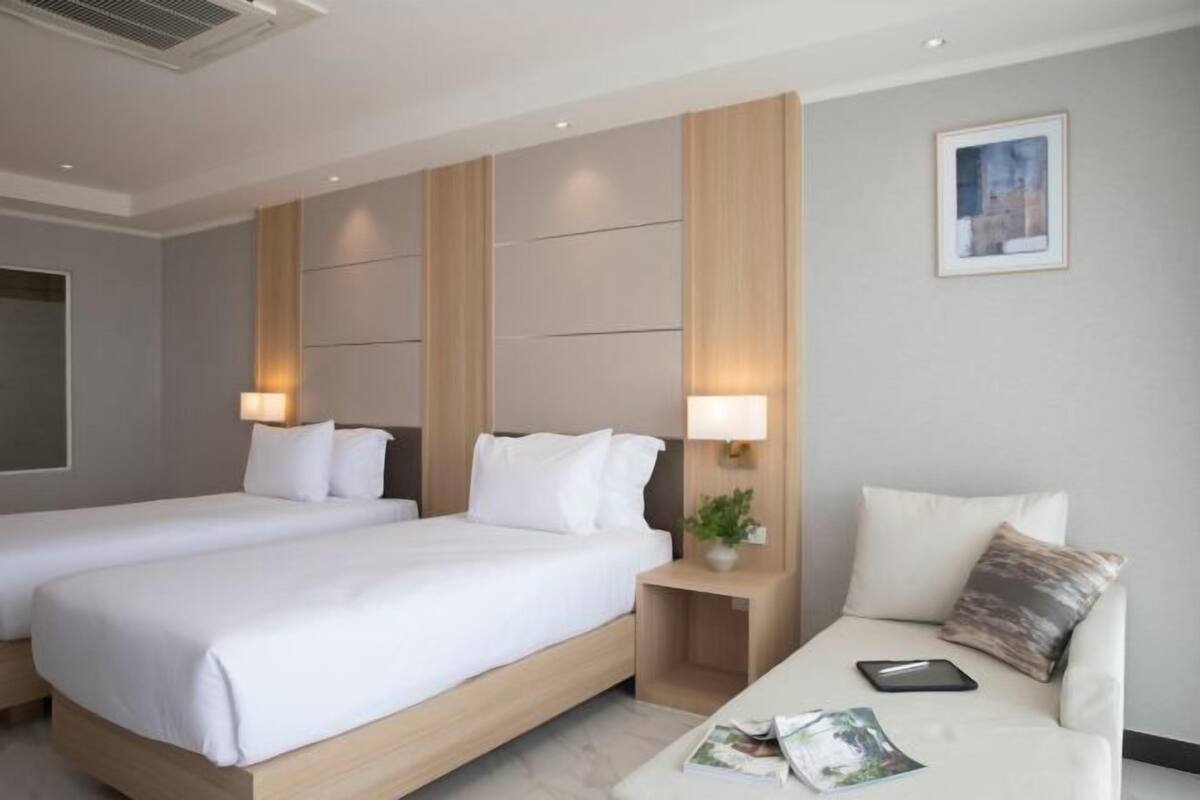 In-room safe, desk, WiFi (free)