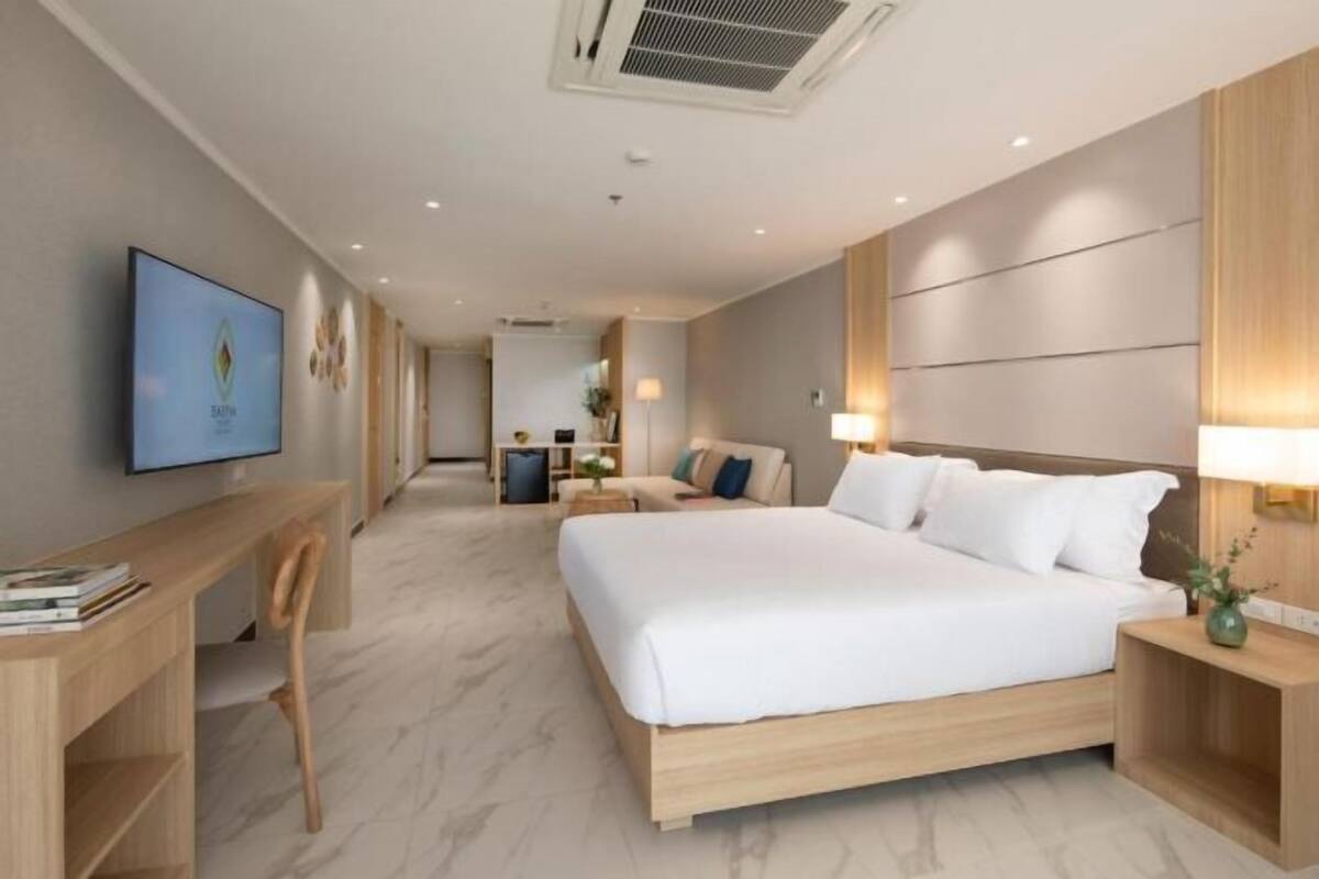 In-room safe, desk, WiFi (free)