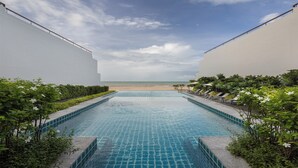 A swimming pool with a view of the beach and a clear sky. - Eastin Resort Rayong (Ban Chang)