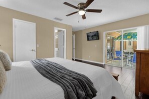 5 室のベッドルーム、デスク、アイロン / アイロン台、旅行用ベビーベッド