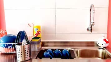 Refrigerador, microondas, tetera eléctrica y utensilios de cocina