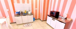 Kühlschrank, Mikrowelle, Wasserkocher, Kochgeschirr/Geschirr/Besteck