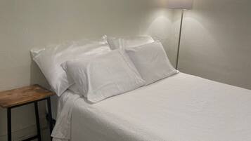 1 quarto, cofres nos quartos, escrivaninha