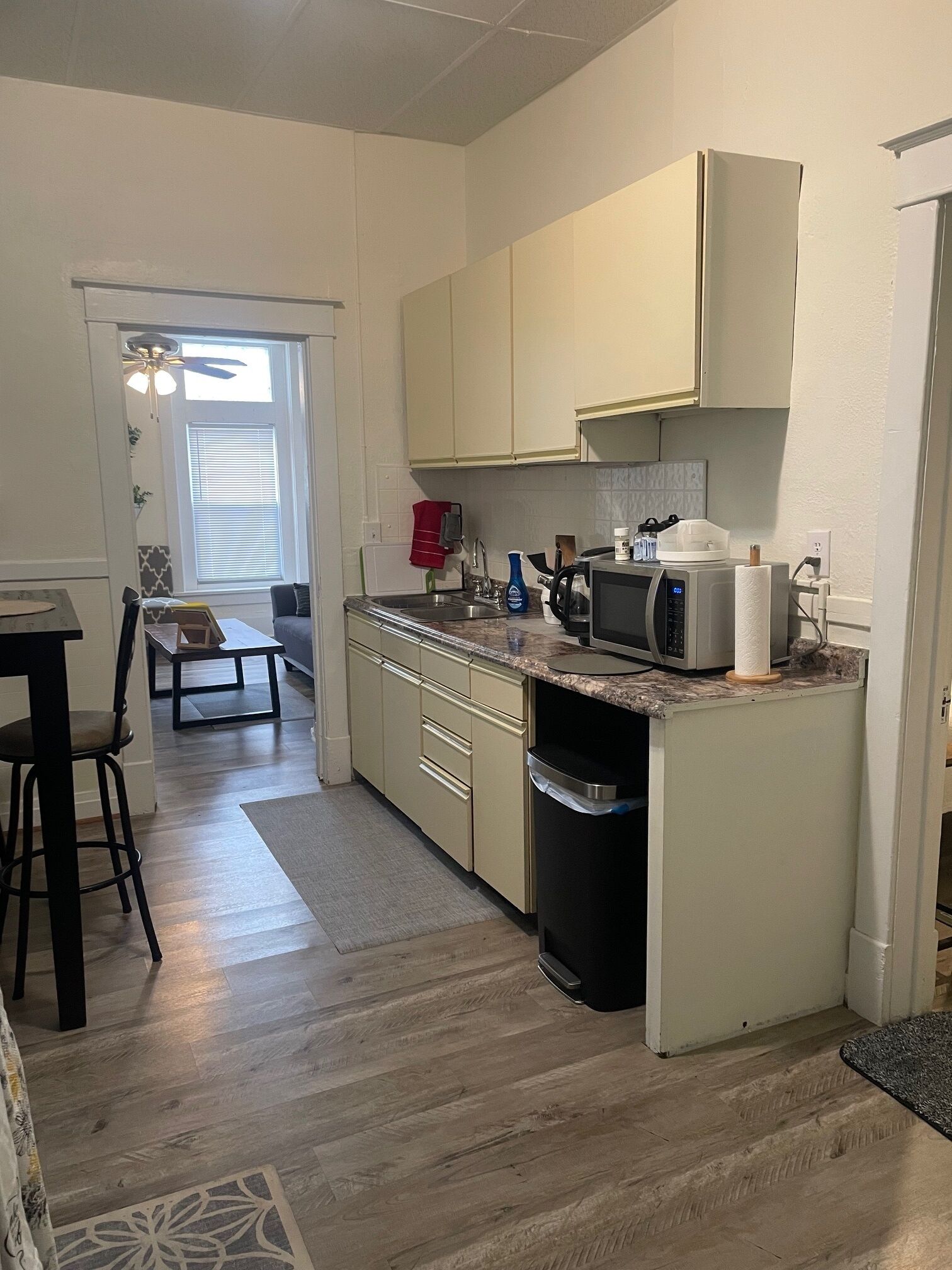 Kühlschrank, Herdplatte, Wasserkocher mit Kaffee-/Teezubehör