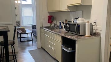 Geladeira, cooktop, cafeteira/chaleira, chaleira elétrica