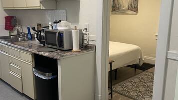 Frigorifero, piano cottura, macchina per tè/caffè, bollitore elettrico