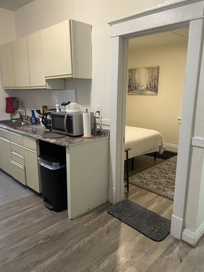 冷蔵庫、コンロ、コーヒー / ティーメーカー、電気ポット