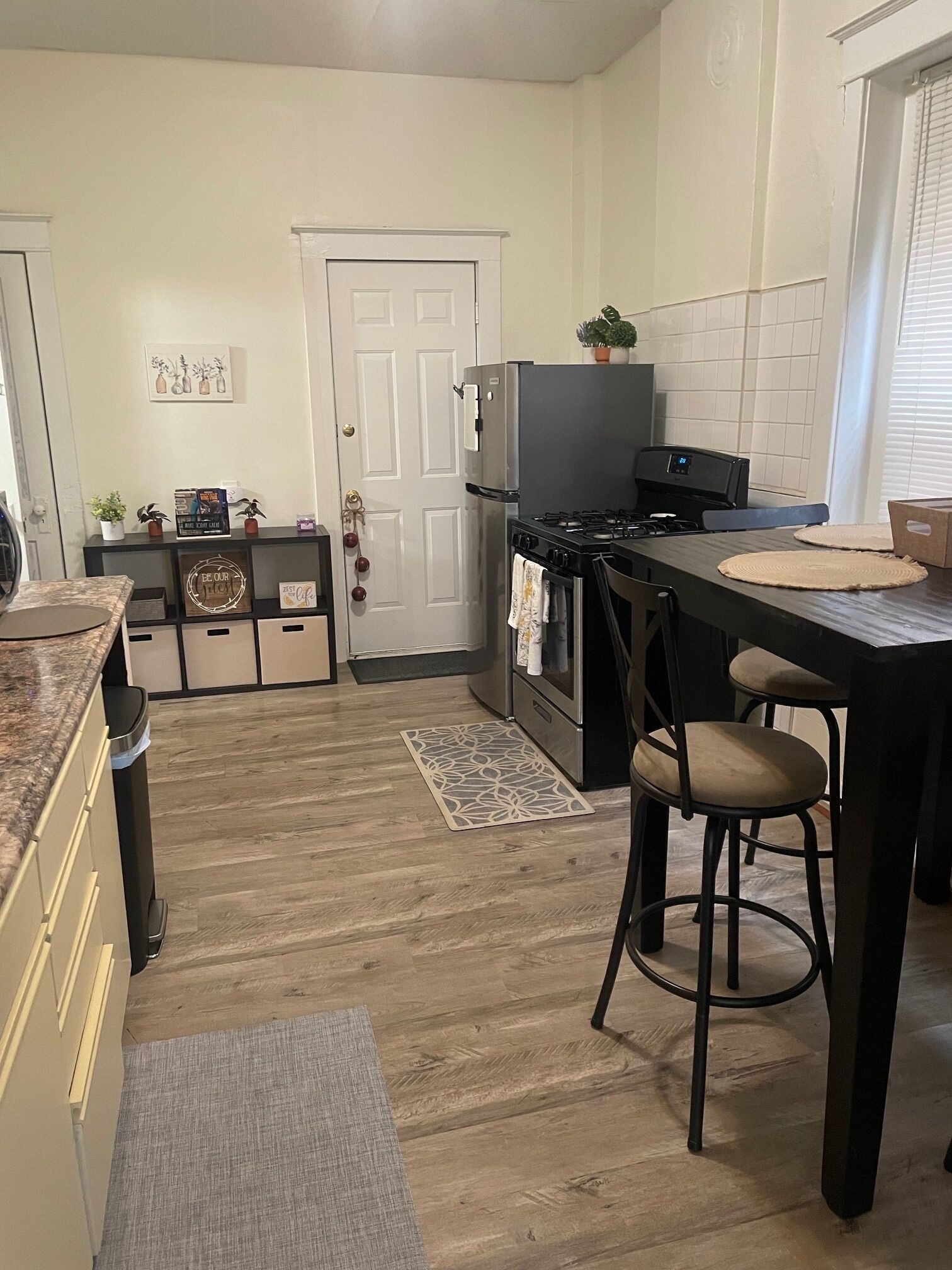 Frigorifero, piano cottura, macchina per tè/caffè, bollitore elettrico