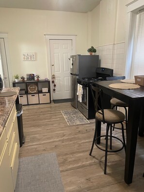 冷蔵庫、コンロ、コーヒー / ティーメーカー、電気ポット