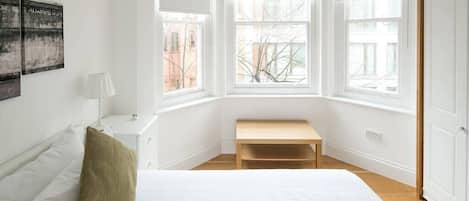 1 dormitorio, tabla de planchar con plancha, wifi y ropa de cama