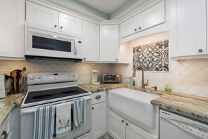 Refrigerador, microondas, lavavajillas y cafetera y tetera