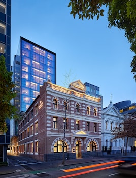 Lanson Place Parliament Gardens