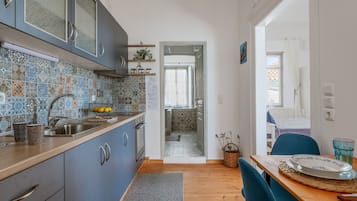 Fridge, oven, stovetop, coffee/tea maker