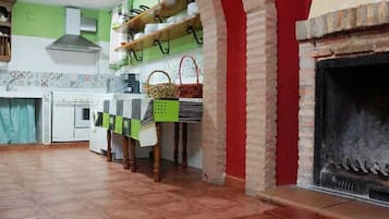 Réfrigérateur, four à micro-ondes, surface de cuisson, lave-vaisselle