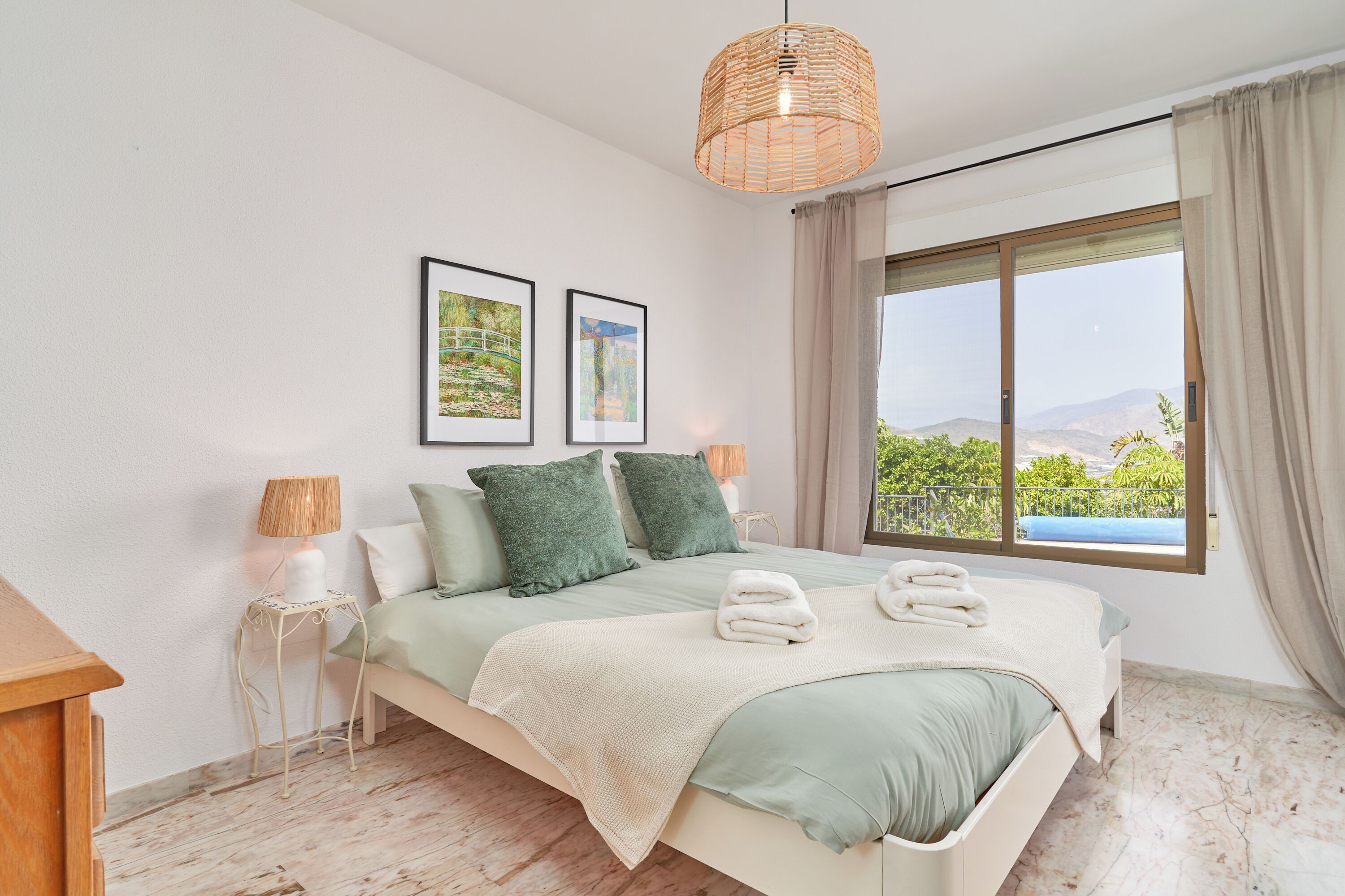 3 slaapkamers, een strijkplank/strijkijzer, gratis wifi, beddengoed