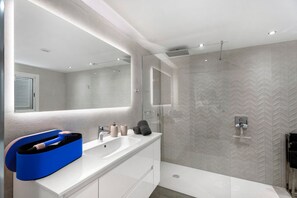 Dusche, Haartrockner, Handtücher