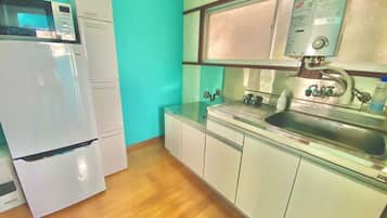 Fridge, microwave, stovetop, cookware/dishes/utensils
