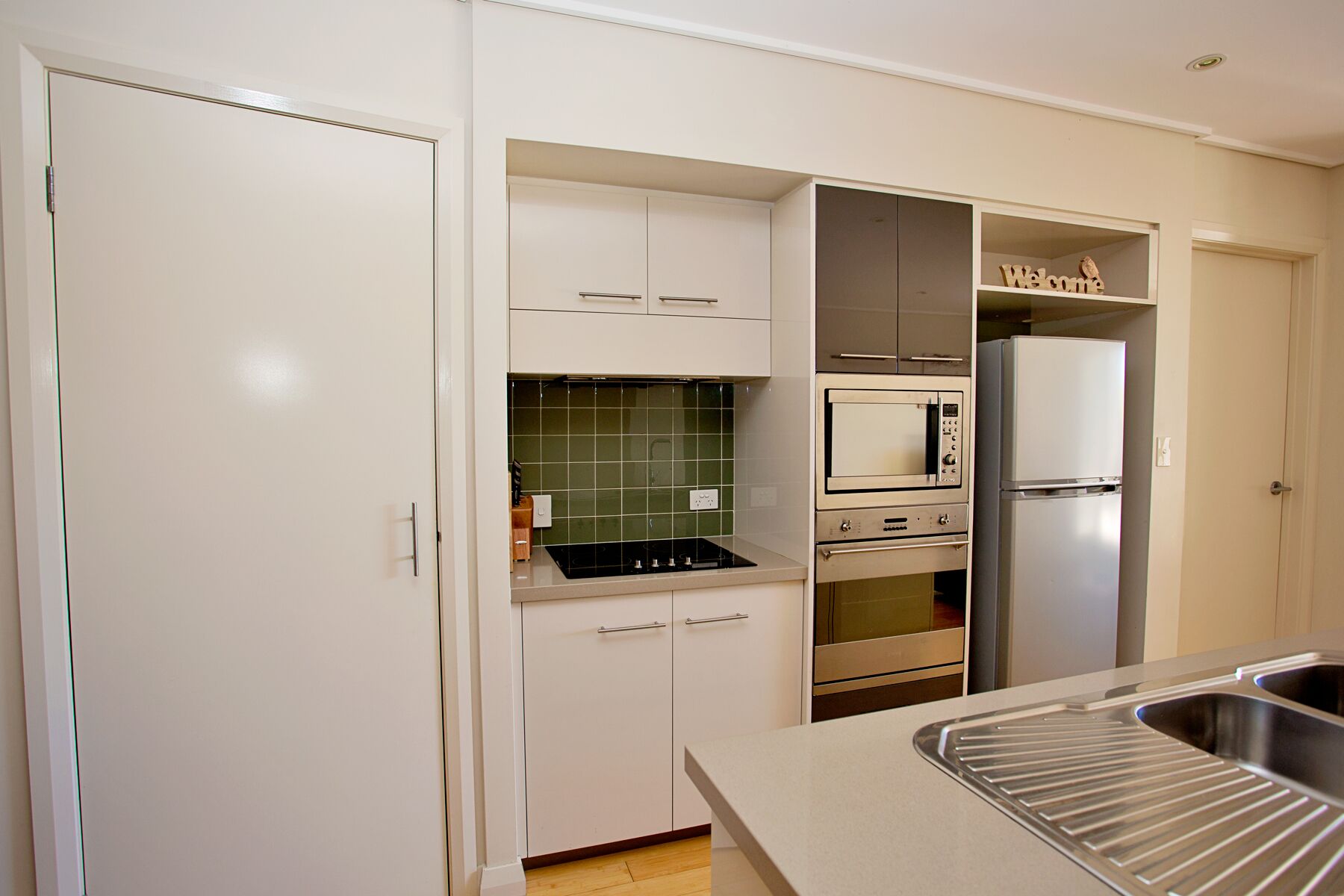 Jääkaappi, mikroaaltouuni, uuni, liesi