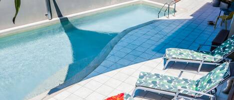 Een verwarmd zwembad