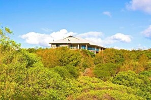 Exterior - Beach Karma: Three-Bedroom Beachside Escape with Heated Pool in Agnes Water (Agnes Water)