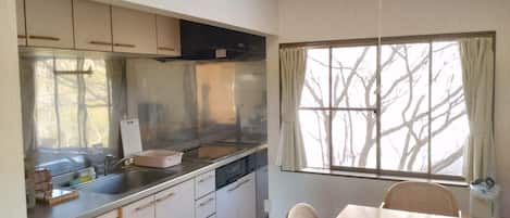 Refrigerador, microondas, parrilla de estufa y utensilios de cocina