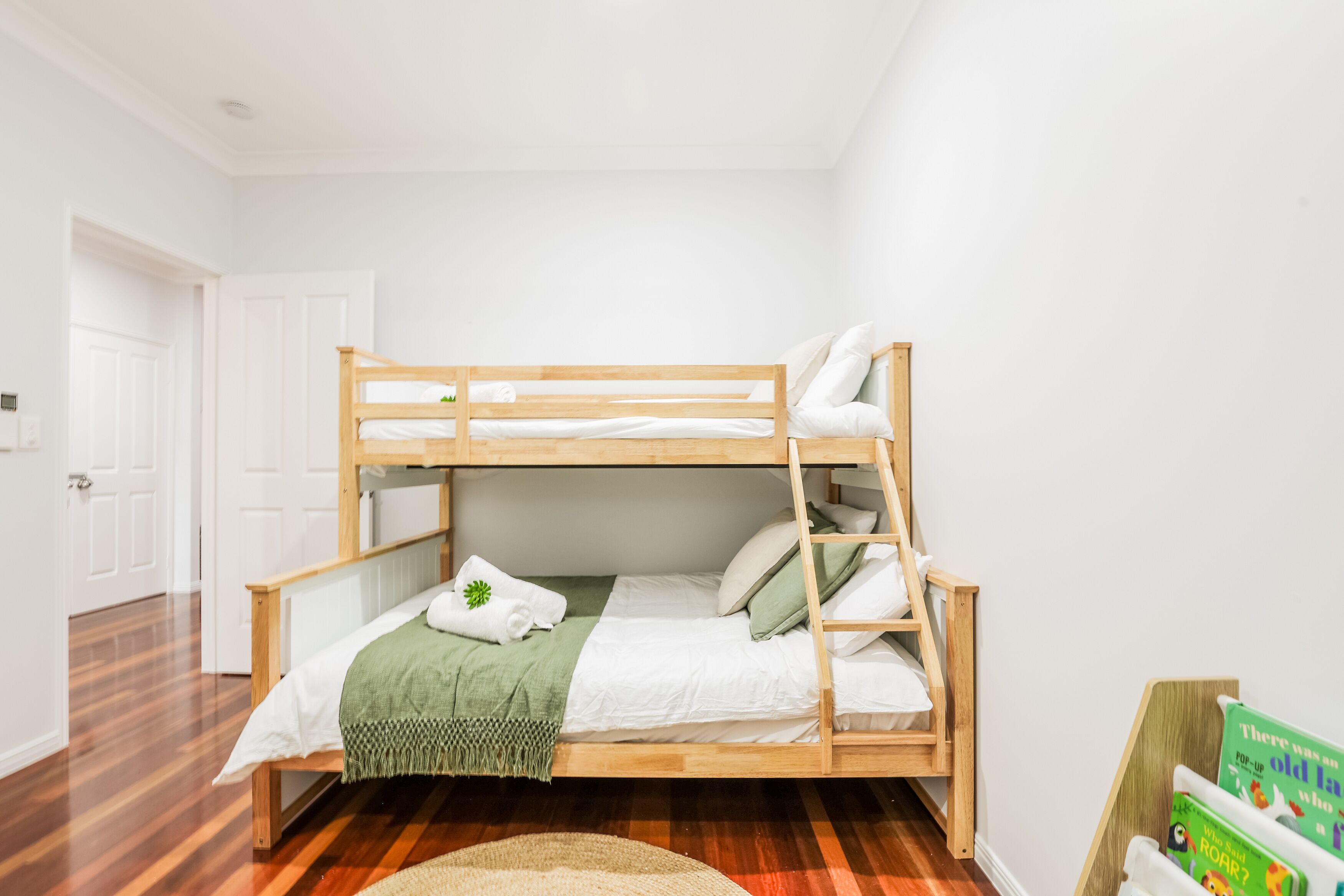 4 habitaciones, tabla de planchar con plancha, wifi y ropa de cama 