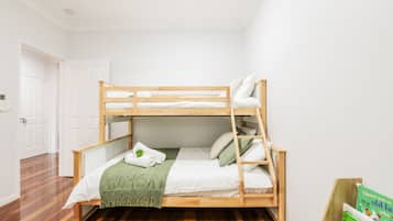 4 bedrooms, iron/ironing board, WiFi, bed sheets