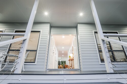 Agnes Bliss • Luxe Coastal Retreat • Walk to Beach