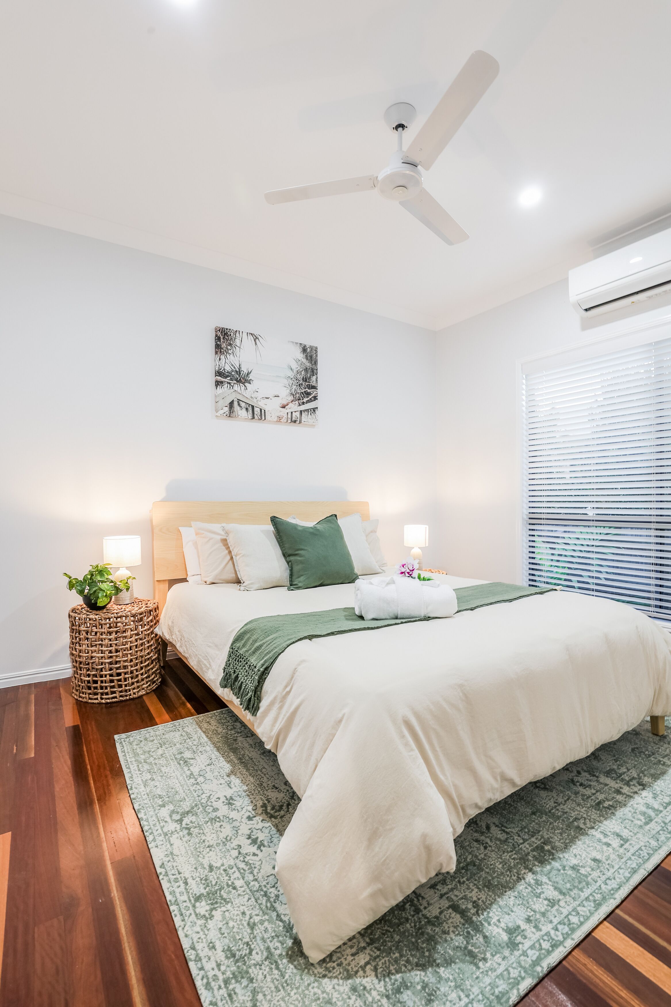 4 bedrooms, iron/ironing board, WiFi, bed sheets