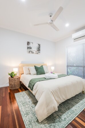 4 bedrooms, iron/ironing board, WiFi, bed sheets