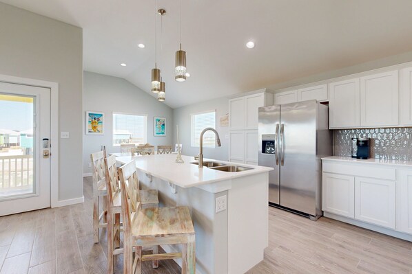 冷蔵庫、電子レンジ、オーブン、コンロ