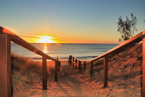 Loka Santi Penthouse 14: Luxury Beachfront Escape w/ Sea View, Heated Pool