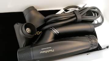 Secadora de cabello, toallas, shampoo
